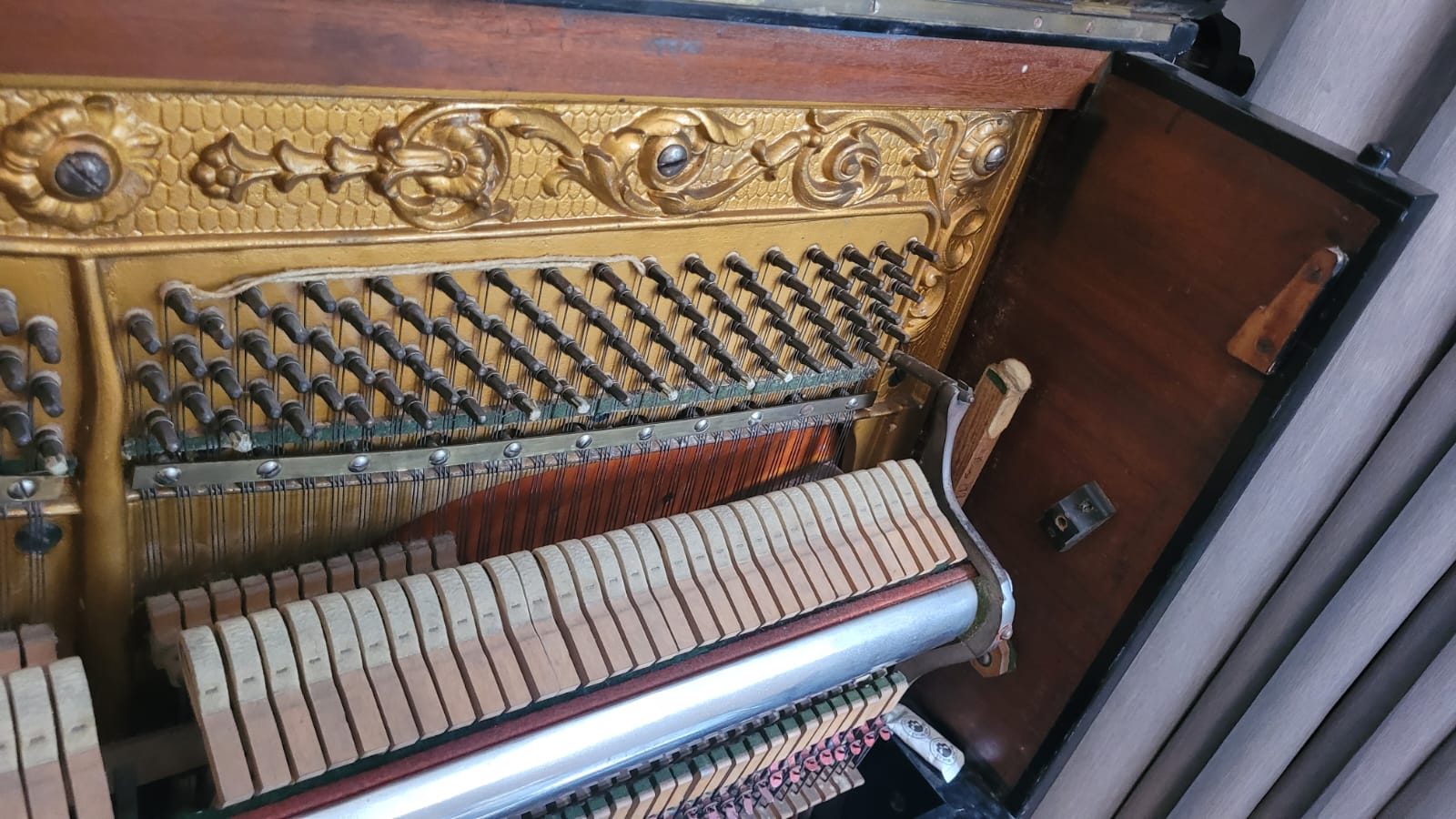 Cordas e cravelhas internas de um piano acústico durante a afinação